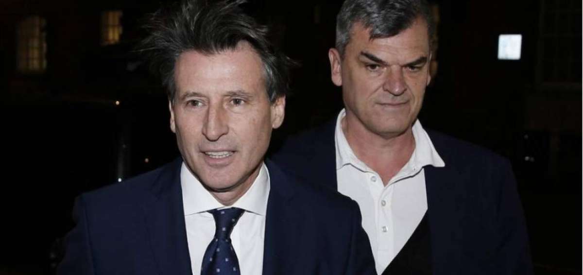Sebastian Coe (i) se qued&oacute; sin su 'hombre de confianza', Nick Davies, en la IAAF.