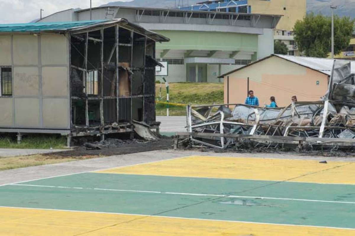 Metal retorcido y cenizas quedaron luego de que el fuego consumi&oacute; un aula de clases en el establecimiento quite&ntilde;o. Foto: Fernando Sandoval / El Tel&eacute;grafo