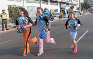 Los corredores de la &lsquo;Secom 5 y 10K&rsquo; disfrutaron de la competencia realizada la ma&ntilde;ana de ayer en Quito. Todos recibieron un kit deportivo. Foto: Marco Salgado│El Tel&eacute;grafo