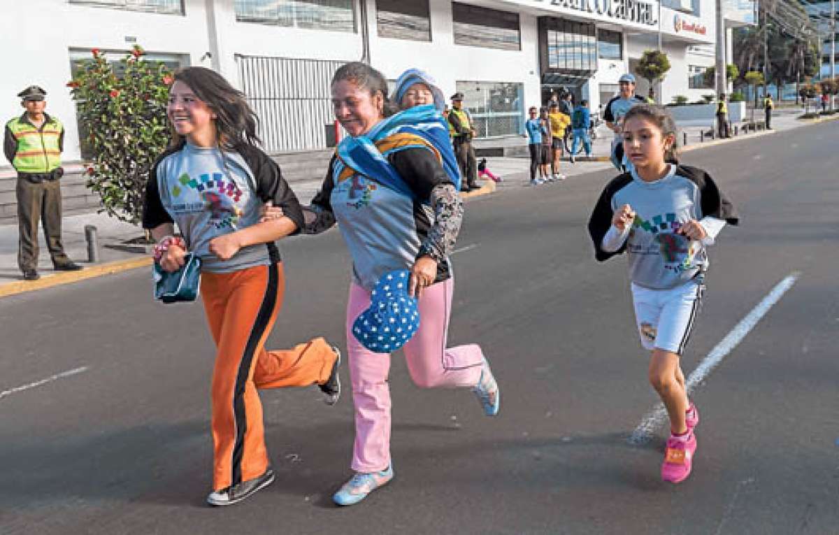Los corredores de la &lsquo;Secom 5 y 10K&rsquo; disfrutaron de la competencia realizada la ma&ntilde;ana de ayer en Quito. Todos recibieron un kit deportivo. Foto: Marco Salgado│El Tel&eacute;grafo