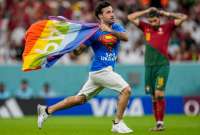 Mario Ferri ingresó al terreno de juego con una bandera LGBT+.
