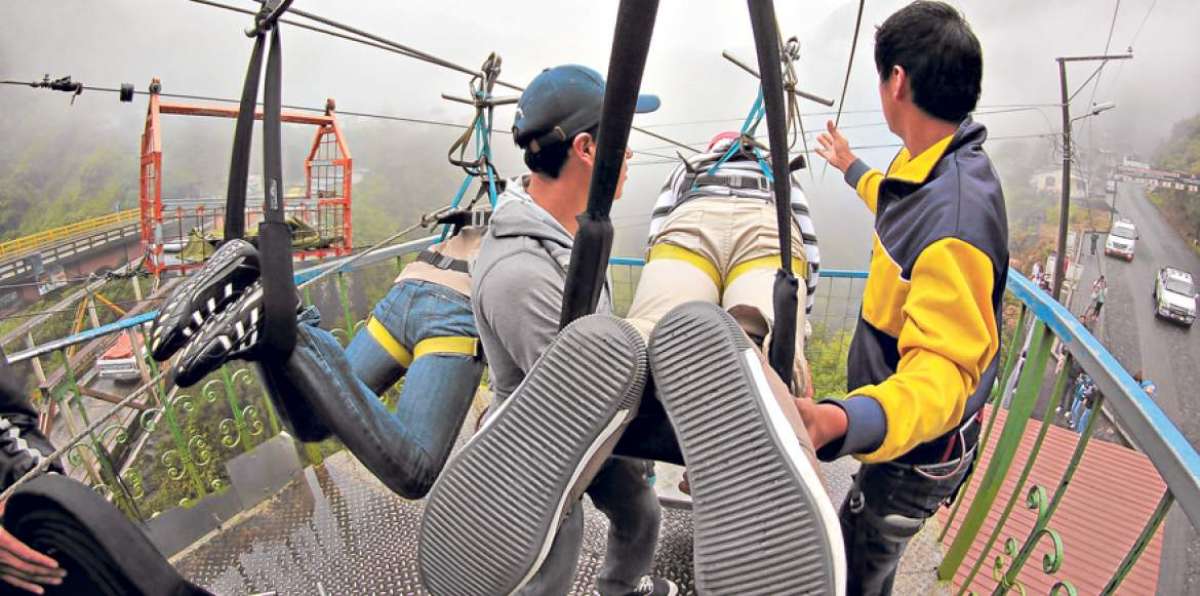 Los deportes que se practican en Ba&ntilde;os, entre ellos el canopy, son parte fundamental del turismo local.