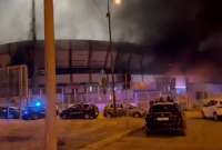 La Policía y bomberos llegaron hasta el estadio Esrasmo Iacovo par apagar las llamas.
