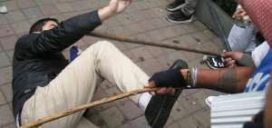 Ind&iacute;genas agreden al cura Tu&aacute;rez  por "infiltrarse" en protestas