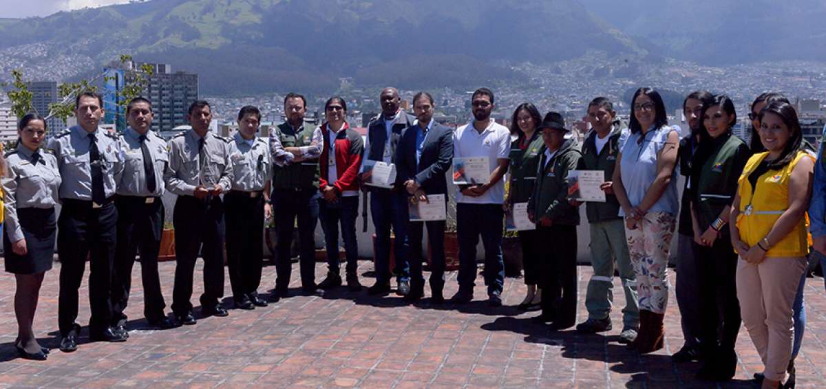 Los bomberos y el personal de guardaparques fueron parte del homenaje que realiz&oacute; ayer el MAE en Quito.