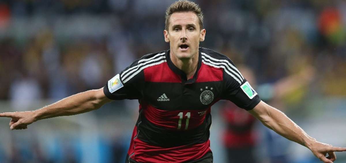 Miroslav Klose, m&aacute;ximo goleador de los Mundiales, se retira