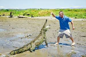 Los hombres cocodrilo atraen el turismo