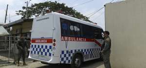 La ambulancia que traslad&oacute; al privado de libertad Andr&eacute;s J., quien muri&oacute; al llegar al hospital Universitario.
