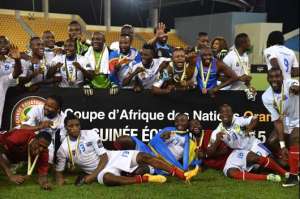 Los jugadores de la Rep&uacute;blica Democr&aacute;tica de Congo celebran luego de recibir sus medallas por el tercer puesto. Foto: AFP