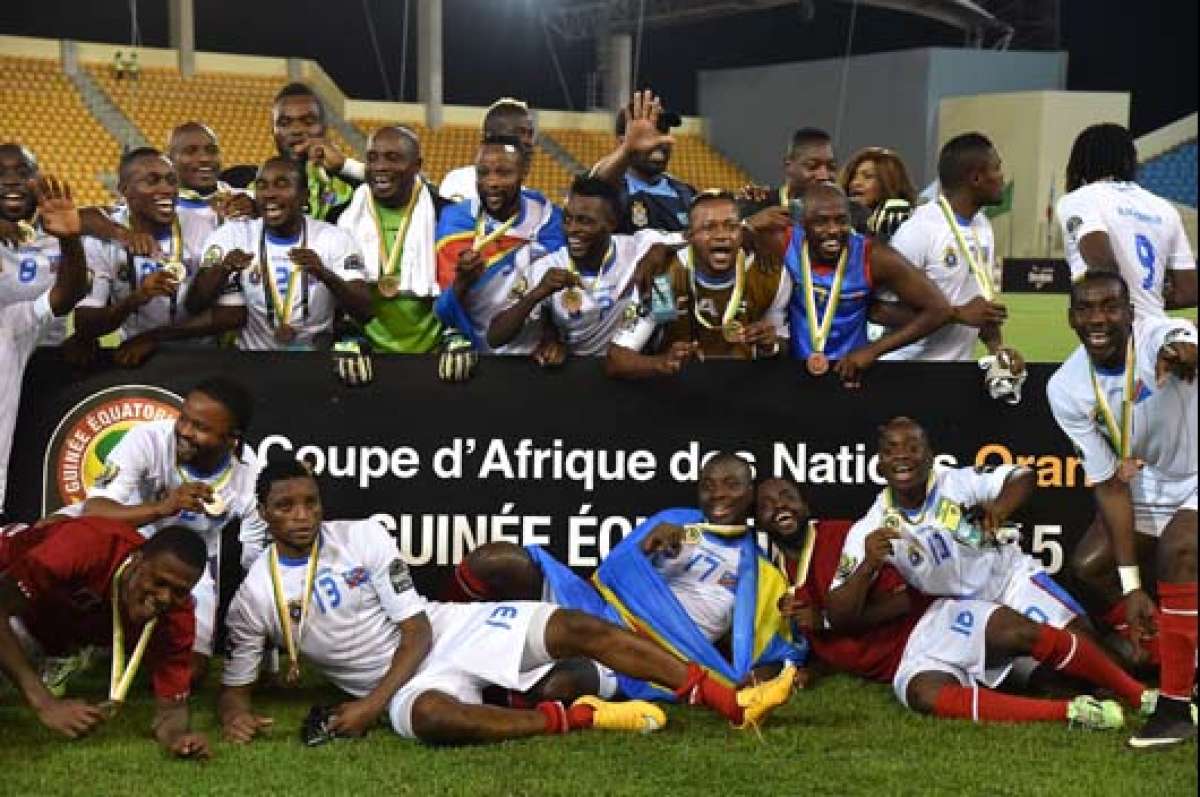Los jugadores de la Rep&uacute;blica Democr&aacute;tica de Congo celebran luego de recibir sus medallas por el tercer puesto. Foto: AFP