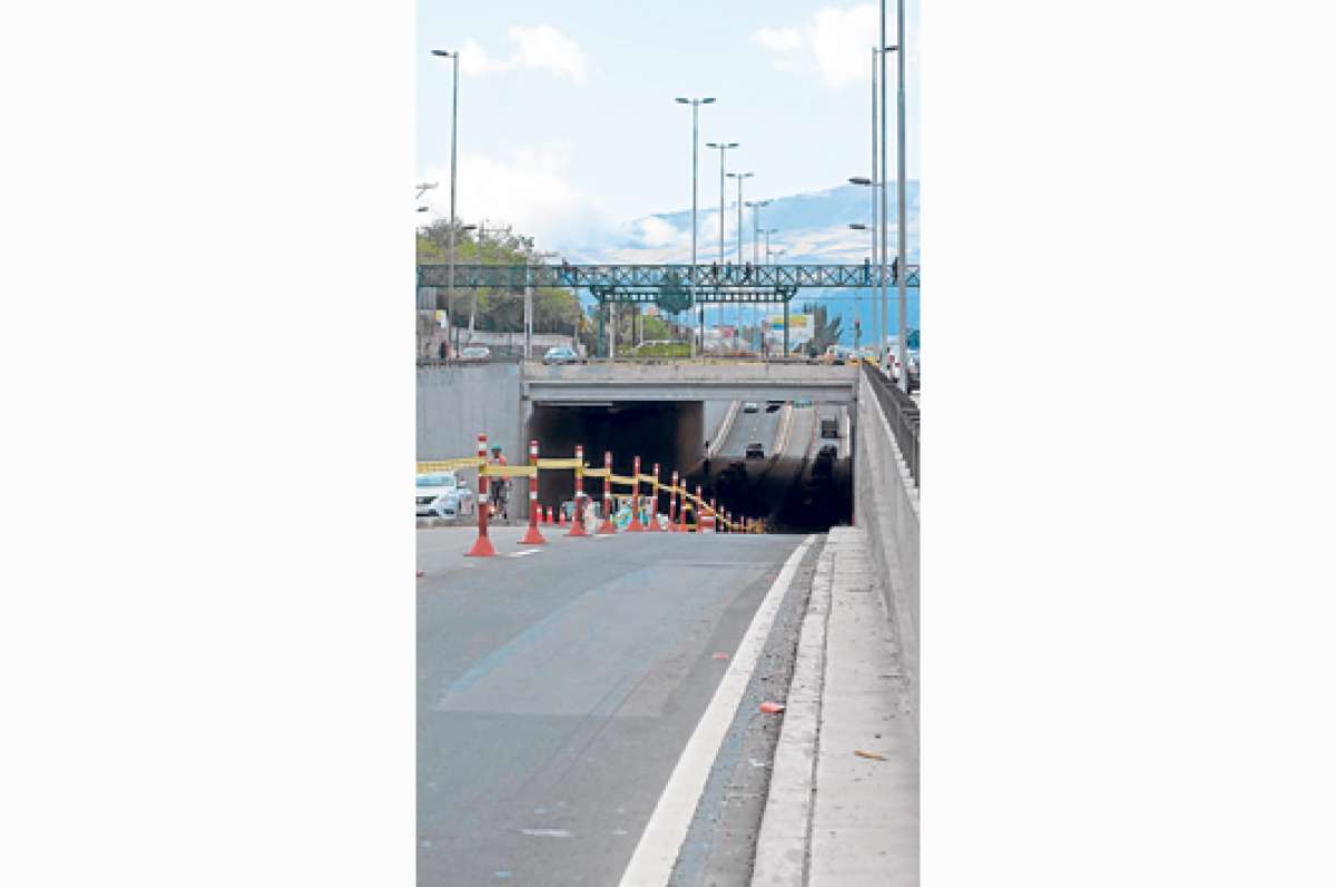 El cierre obligado de un carril del intercambiador complica la circulaci&oacute;n durante las noches. Foto: Miguel Jim&eacute;nez/ El Tel&eacute;grafo