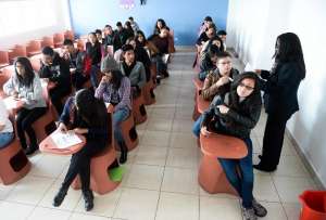 J&oacute;venes se instalaron en el Colegio R&eacute;plica Mej&iacute;a. Un total de 551 recintos a nivel nacional y 6 internacionales. Foto: &Aacute;lvaro P&eacute;rez / EL TEL&Eacute;GRAFO