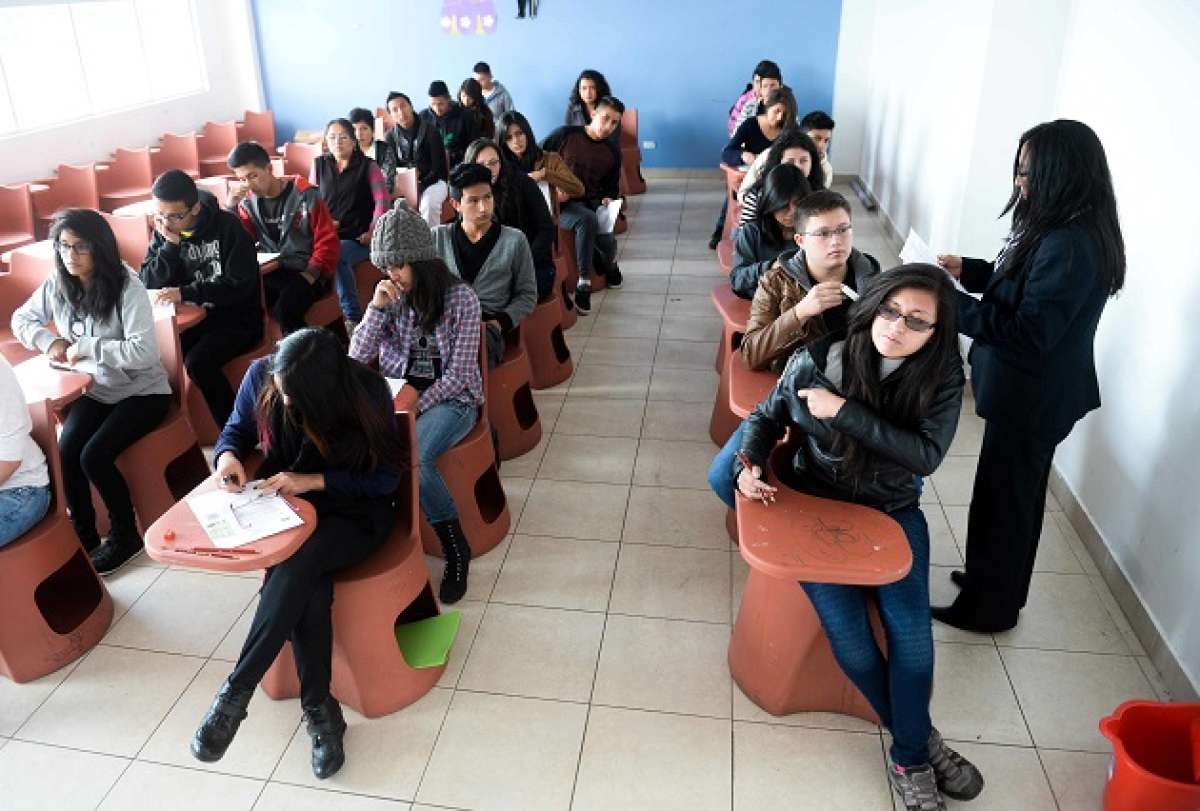 J&oacute;venes se instalaron en el Colegio R&eacute;plica Mej&iacute;a. Un total de 551 recintos a nivel nacional y 6 internacionales. Foto: &Aacute;lvaro P&eacute;rez / EL TEL&Eacute;GRAFO