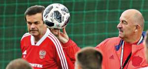 El seleccionador ruso, Stanislav Cherchesov, con bal&oacute;n en mano, explica la estrategia a sus jugadores; lo acompa&ntilde;a parte de su cuerpo t&eacute;cnico.