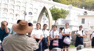 Los ciudadanos pueden participar, gratis, en los paseos por el camposanto. Los estudiantes de la ANAI estuvieron ayer en una de las cuatro rutas. Foto: Karly Torres / El Tel&eacute;grafo