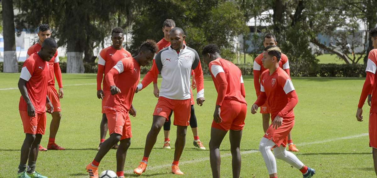El delantero Juan Luis Anangon&oacute; (c) est&aacute; en buena racha y ser&aacute; titular en Liga de Quito, esta tarde, en el duelo ante El Nacional.