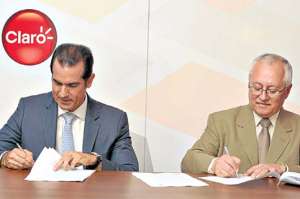 La Supertel y la operadora Claro firmaron ayer un convenio de cooperaci&oacute;n por tres a&ntilde;os. Foto: Cortes&iacute;a de Claro.