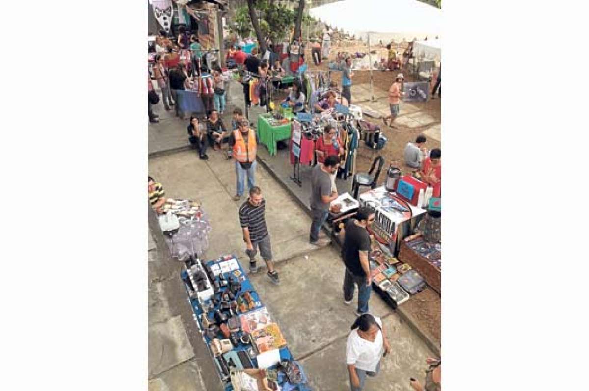 Los visitantes son de diversas clases sociales, el objetivo es que el comprador pague el precio justo. cortes&iacute;a. Foto: Estudiantes de la ULVR 