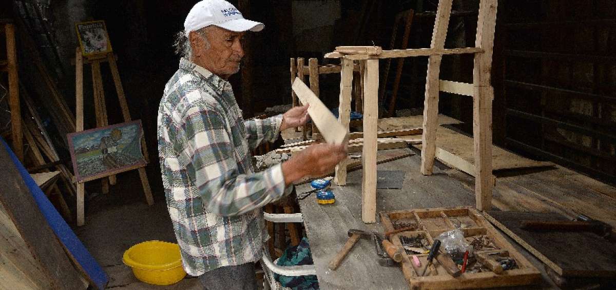 Un tungurahuense que fue campe&oacute;n de halterofilia vive de la carpinter&iacute;a