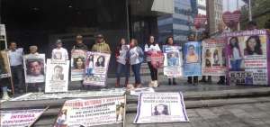 En Quito, los familiares de Juliana Campoverde protestaron en el Consejo de la Judicatura por la suspensi&oacute;n de la fiscal Mayra Soria. 