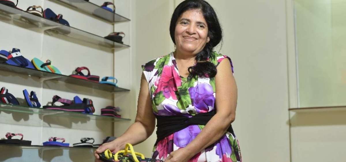 Las zapatillas tienen diferentes costos, dependiendo de la plataforma y el modelo. Las de los ni&ntilde;os, que son tallas peque&ntilde;as, cuestan $ 4. Mientras que las m&aacute;s grandes pueden costar desde $ 6, dependiendo de la complejidad del modelo. Todo el material es nacional y tienen previsto a corto plazo realizar los dise&ntilde;os para las sandalias infantiles.