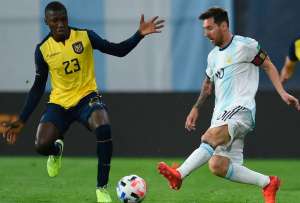 El primer partido de Moisés Caicedo con la selección fue con Argentina.