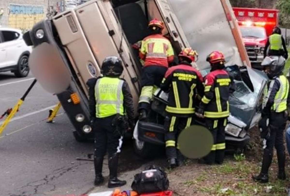 Quito: camión se volcó sobre una camioneta en la av. Simón Bolívar