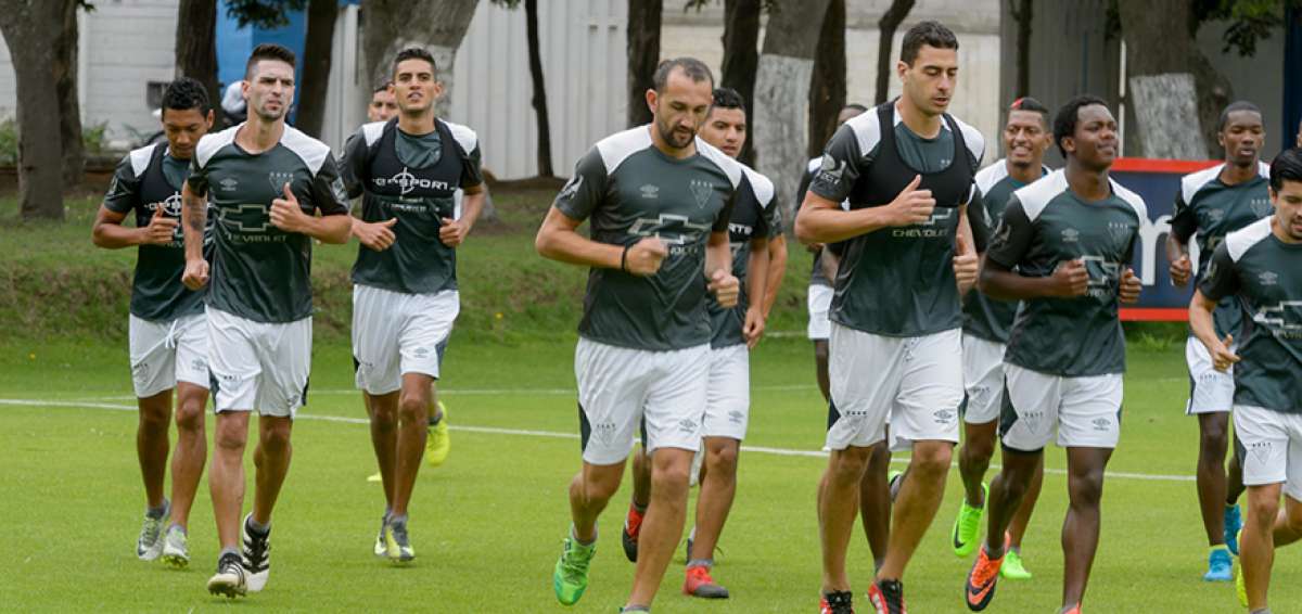 &rarr;El uruguayo Horacio Salaberry (i) corre junto con sus compa&ntilde;eros durante la pr&aacute;ctica de ayer de Liga de Quito en su complejo de Pomasqui.