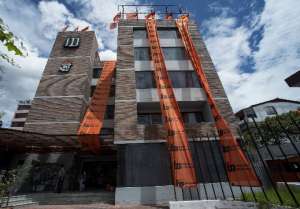 Desde esta ma&ntilde;ana un grupo de voluntarios -afirma Caicedo- llegaron al edificio (adornado con banderas naranjas) para colaborar en la limpieza. Foto: Marcos Salgado / El Tel&eacute;grafo