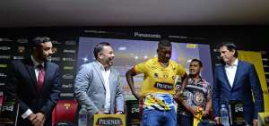 Jhon Jairo Cifuente (i) se coloca la camiseta de Barcelona que le entreg&oacute; el presidente del club, Jos&eacute; F. Cevallos; Nicol&aacute;s Asencio observa la acci&oacute;n.