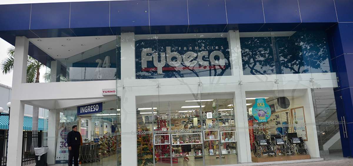 Fybeca, que fue fundada en 1930, es la primera cadena de farmacias de  Ecuador. SanaSana apareci&oacute; en 2000 y tiene m&aacute;s de 500 locales. 