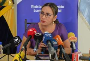 La ministra Saida Rovira explicó que el Estado pagó USD 3,4 millones en comisiones bancarias para los cobros de bonos y pensiones. 