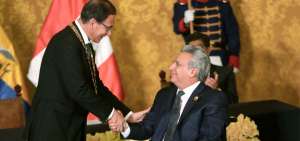 El presidente Len&iacute;n Moreno recibe el saludo protocolar de su hom&oacute;logo peruano Mart&iacute;n Vizcarra. Este viernes 26 de octubre, como parte de las actividades por los 20 a&ntilde;os de la firma de la paz, se realizar&aacute; el gabinete binacional.