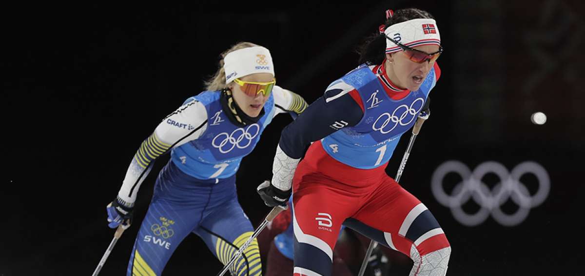 La noruega Marit Bjoergen (d) junto a Stina Nilsson de Suecia, durante la competencia del sprint por equipos en Pyeongchang. 