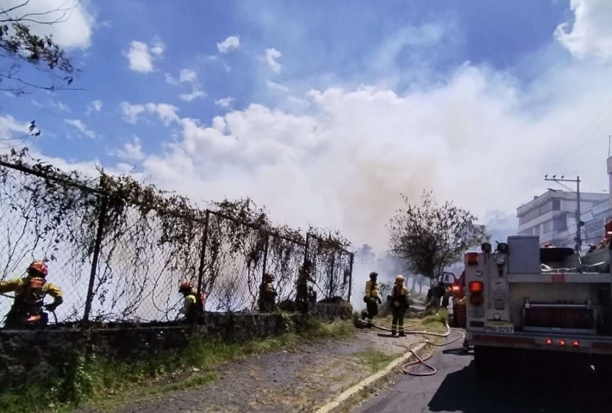 Bomberos Quito informan sobre un incendio forestal en el Itchimbía. Tome precauciones