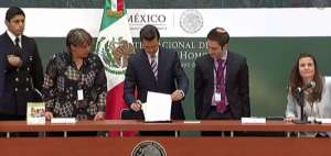 El mandatario firm&oacute; 2 iniciativas de decreto para modificar el C&oacute;digo Civil Federal.