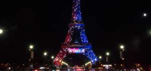 La Torre Eiffel saluda la llegada de Neymar
