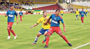 Gualaceo (de amarillo) y Olmedo se enfrentaron el s&aacute;bado pasado en el estadio Alejandro Serrano Aguilar de Cuenca. 