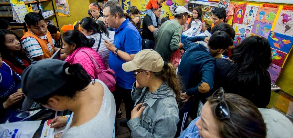 Locales de venta de &uacute;tiles escolares y uniformes lucieron abarrotados en Quito