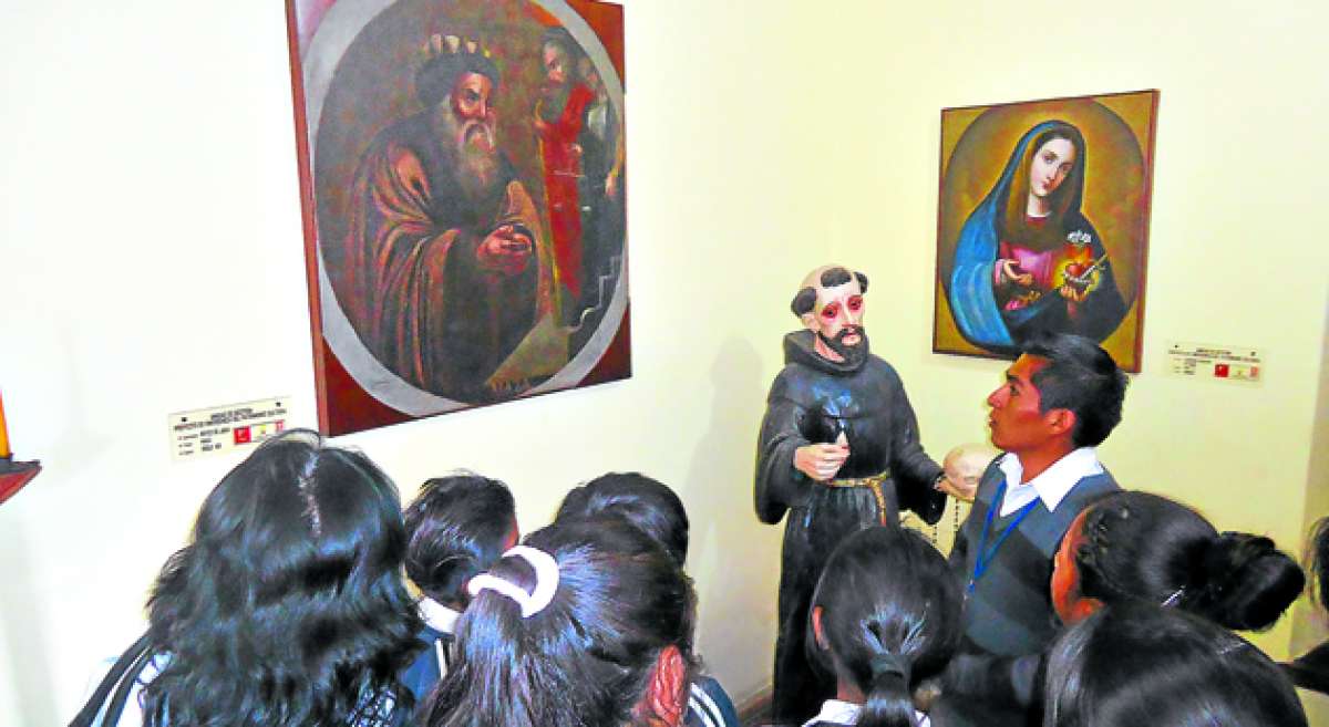 Estudiantes y turistas visitan este sitio hist&oacute;rico cada semana y reciben informaci&oacute;n detallada de las piezas que se muestran en las 4 salas. Foto: Elizabeth Maggi / El Tel&eacute;grafo