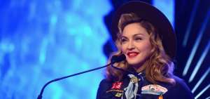 Madonna en la gala de Glaad en 2013, vestida de boy scout. Este a&ntilde;o, la organizaci&oacute;n le entregar&aacute; un reconocimiento por su apoyo a la comunidad. 