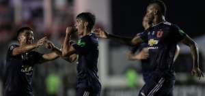 Angelo Araos (c) de Universidad de Chile celebra un gol ante Vasco da Gama en el Estadio Sao Janu&aacute;rio de R&iacute;o de Janeiro.