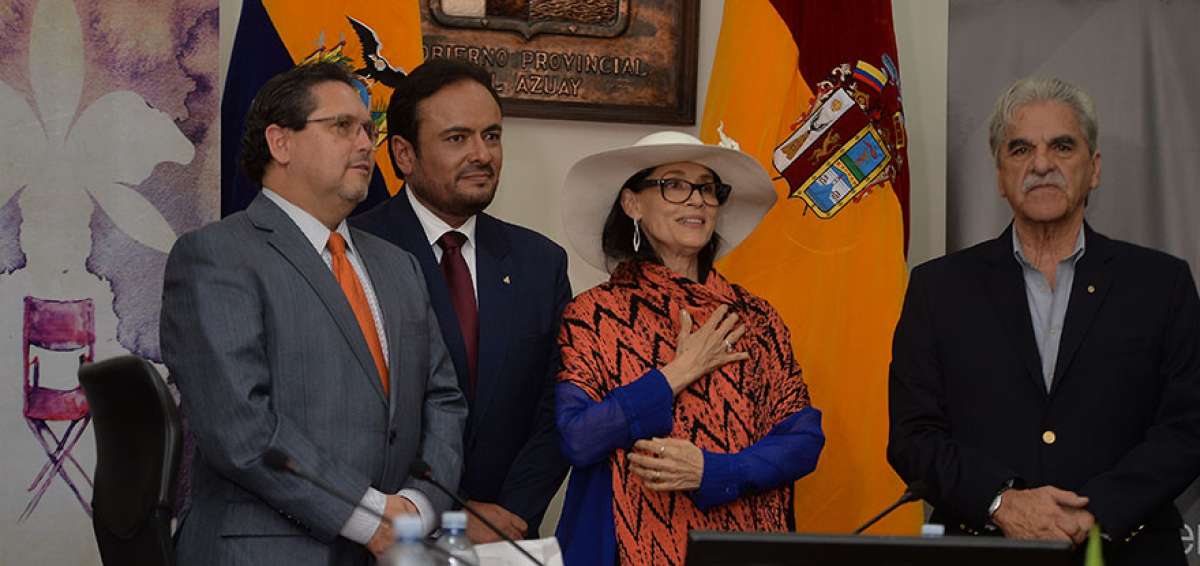 &rarr;Sonia Braga recibi&oacute; de manos del prefecto del Azuay un regalo con joyas de filigrana (candongas), un sombrero de paja toquilla y una macana.  