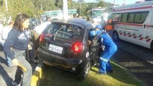 Personal de primeros auxilios durante el rescate de los heridos, en la autopista General Rumi&ntilde;ahui. Foto: Cortes&iacute;a COE