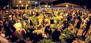 La excelente iluminaci&oacute;n del mercado facilita la venta durante el fin de semana. Los mercaderes reciben los primeros rayos del sol, ejerciendo el comercio. Foto: Roberto Ch&aacute;vez / El Tel&eacute;grafo
