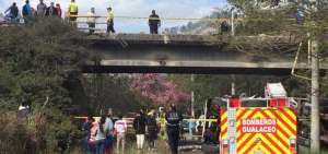 Conductor muri&oacute; tras ca&iacute;da de volquete desde un puente