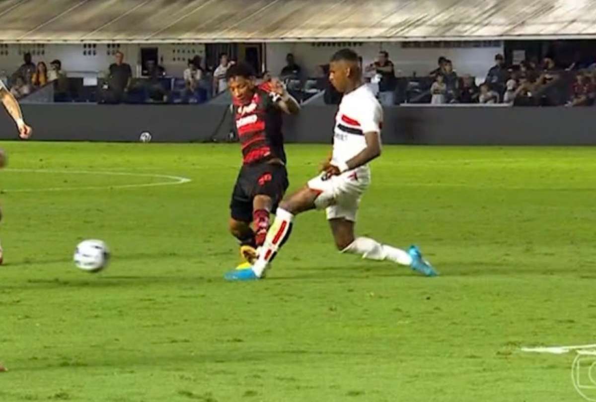 Gonzalo Plata recibió la tercera roja desde septiembre