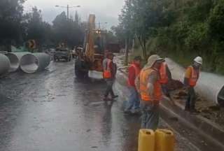 Carril cerrado en la Autopista Rumiñahui por desbordamiento de la quebrada
