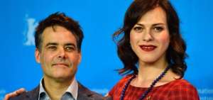 El director chileno Sebasti&aacute;n Lelio junto a la actriz Daniela Vega, protagonista del filme Una mujer fant&aacute;stica. 