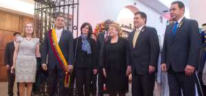 El presidente de la Rep&uacute;blica, Rafael Correa, acompa&ntilde;ado de su esposa, recibi&oacute; a los presidentes y representantes de varios pa&iacute;ses que ayer llegaron a Ecuador para la posesi&oacute;n del nuevo Mandatario.